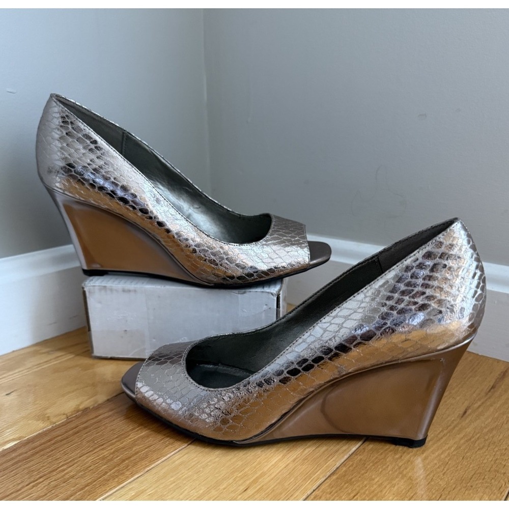 BANDOLINO Peep Toe Wedge Pumps Women's Size 8M Silver Reptile Scale Print 3"